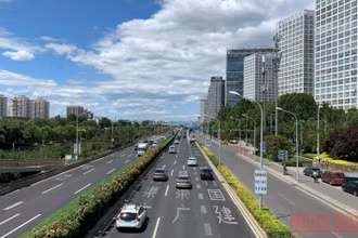 Ô-tô lưu thông trên đường phố Bắc Kinh, Trung Quốc. (Ảnh: HỮU HƯNG)