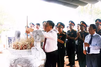 Đồng chí Nguyễn Trọng Nghĩa dâng hương viếng các liệt sĩ Trạm thông tin A69 tại hang Lèn Hà.