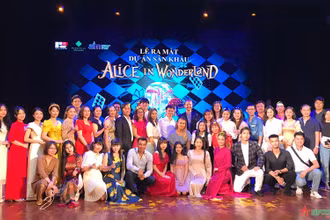 Lãnh đạo Nhà hát Kịch Việt Nam và nhóm các nghệ sĩ Việt Nam và Australia tham gia dựng vở nhạc kịch "Alice ở xứ sở thần tiên". Ảnh: qdnd.vn.