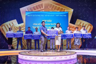 Ban Tổ chức tiếp nhận kinh phí ủng hộ chương trình "Khát vọng Lạc Hồng".