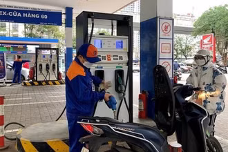 Ủy ban Thường vụ Quốc hội sẽ xem xét giảm thuế bảo vệ môi trường đối với mặt hàng xăng dầu. (Ảnh: VOV)