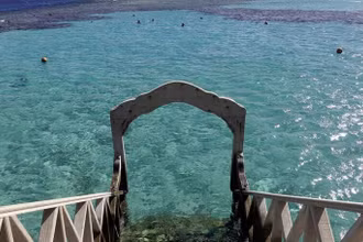 Khách du lịch lặn biển gần bãi biển thuộc khu nghỉ mát Sahl Hasheesh trên Biển Đỏ, Hurghada, Ai Cập, ngày 8/1/2020. (Ảnh: REUTERS)