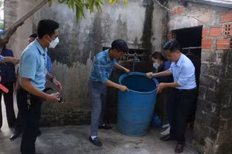 Cán bộ Trung tâm kiểm soát bệnh tật Hà Tĩnh kiểm tra, giám sát công tác phòng, chống dịch bệnh sốt xuất huyết tại xã Kỳ Phong, huyện Kỳ Anh. 