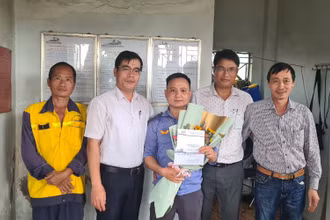 Khen ngợi nhân viên đường sắt dũng cảm cứu người