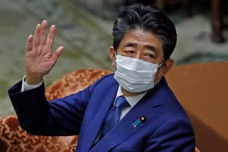 Ông Abe Shinzo tham gia phiên họp của Hạ viện Nhật Bản, ngày 25/12/2020. (Ảnh: Reuters)