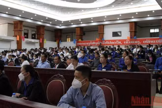 Hàng trăm học viên, giảng viên của Học viện Chính trị và Hành chính quốc gia Lào tham dự hội nghị ngày 1/7. (Ảnh: XUÂN SƠN)