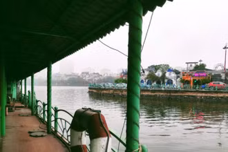 Tàu thuyền hoen gỉ tại Đầm Bảy. 