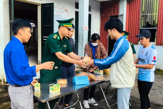 Cán bộ chiến sĩ Đồn Biên phòng Dào San hỗ trợ xuất ăn sáng miễn phí cho thi sinh tại điểm thi Dào San.