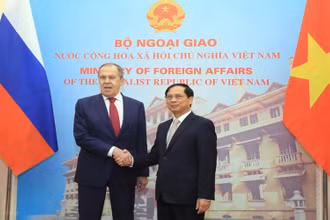 Bộ trưởng Ngoại giao Bùi Thanh Sơn chụp ảnh chung với Bộ trưởng Ngoại giao Nga Sergey Lavrov. (Ảnh: TTXVN)
