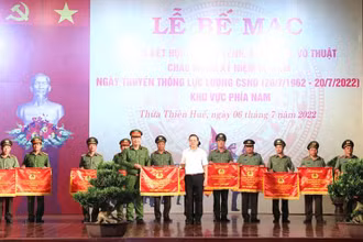 Đồng chí Nguyễn Quang Tuấn, Phó Chủ tịch Thường trực Hội đồng nhân dân tỉnh Thừa Thiên Huế trao giải Nhất toàn đoàn cho Công an tỉnh Đồng Nai.