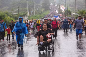 Đoàn người di cư tại Tapachula, Mexico, hướng tới biên giới giáp Mỹ, ngày 6/6. (Ảnh: Reuters)