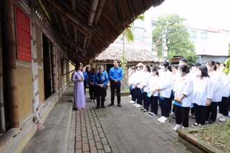 Đoàn viên, thanh niên Bắc Ninh tham quan tại Khu lưu niệm Tổng Bí thư Nguyễn Văn Cừ.