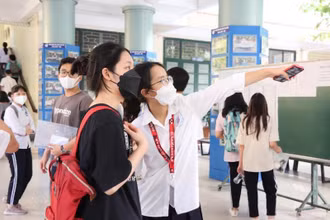 Tại kỳ thi vào lớp 10 năm học 2022-2023 Trường THCS và THPT Nguyễn Tất Thành. Ảnh: NTTHNUE