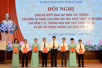 Chủ tịch UBND tỉnh Yên Bái Trần Huy Tuấn trao các quyết định bổ nhiệm về công tác cán bộ.
