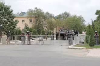 Lực lượng thực thi pháp luật Uzbekistan lập rào chắn trên 1 con phố ở Nukus, thủ phủ của vùng Karakalpakstan, tây bắc Uzbekistan, ngày 3/7/2022. (Ảnh: KUN.UZ/REUTERS)