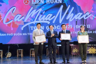 Ban tổ chức trao giải xuất sắc cho 3 đơn vị nghệ thuật. (Ảnh: Cục Nghệ thuật biểu diễn)