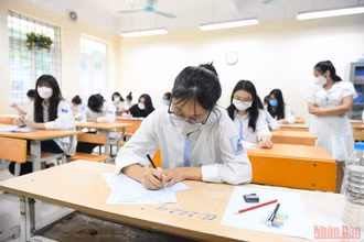 Thí sinh trong buổi thi môn Ngữ văn sáng 7/7. (Ảnh: THÀNH ĐẠT)