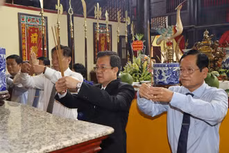 Đại diện lãnh đạo tỉnh An Giang dâng hương tưởng niệm kỷ niệm 193 năm ngày mất danh thần Thoại Ngọc Hầu