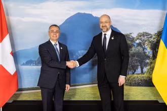 Tổng thống Thụy Sĩ Ignazio Cassis (trái) chào mừng Thủ tướng Ukraine Denys Shmyhal đến dự Hội nghị tái thiết Ukraine, Lugano, Thụy Sĩ, ngày 4/7/2022. (Ảnh: REUTERS)