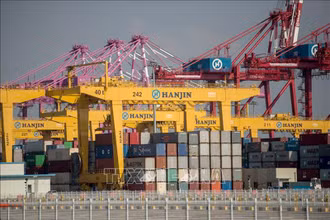Container hàng hóa được xếp tại cảng Hanjin Incheon, Seoul, Hàn Quốc. (Ảnh tư liệu: AFP/TTXVN)