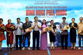 Lãnh đạo tỉnh Bắc Ninh tặng hoa cho Đoàn làm phim “Bình minh phía trước”.