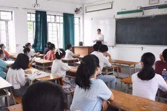 Các thí sinh tại Đà Nẵng nghe cán bộ coi thi phổ biến quy chế thi.