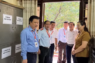 Thứ trưởng Giáo dục và Đào tạo Nguyễn Hữu Độ cùng đoàn công tác kiểm tra phòng quản lý đề thi tại Trường THPT Trần Phú (Vĩnh Yên, Vĩnh Phúc).