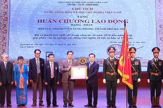 Đại diện lãnh đạo Hội Cựu thanh niên xung phong Việt Nam thành phố Hà Nội đón nhận Huân chương Lao động hạng Nhất tại buổi lễ.