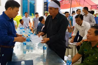Đại diện các cơ quan của tỉnh Hà Tĩnh đến viếng, chia sẻ nỗi đau với gia đình có 3 người tử nạn.