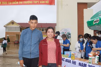 Hai mẹ con chị Tráng Thị Dụ sau khi hoàn thành môn thi Ngữ văn.