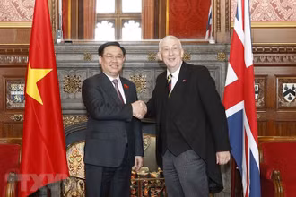 Chủ tịch Quốc hội Vương Đình Huệ và Chủ tịch Hạ viện Anh Lindsay Hoyle. (Ảnh: Doãn Tấn/TTXVN)