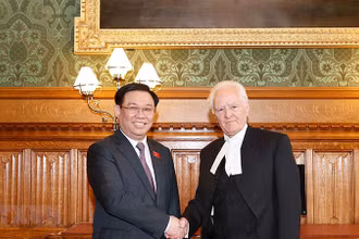 Chủ tịch Quốc hội Vương Đình Huệ và Chủ tịch Thượng viện Anh John Mcfall. (Ảnh: Doãn Tấn/TTXVN)
