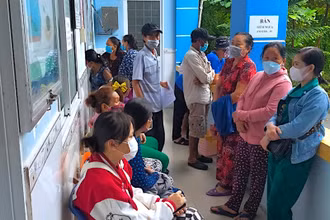 Người dân trên địa bàn huyện Năm Căn chủ động tìm đến cơ sở y tế tại địa phương để tiêm vaccine liều nhắc lại vào sáng 6/7.