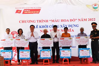 Bí thư Trung ương Đảng, Trưởng Ban Tuyên giáo Trung ương Nguyễn Trọng Nghĩa tặng nhà tình nghĩa cho các gia đình chính sách tại huyện Bù Đốp.