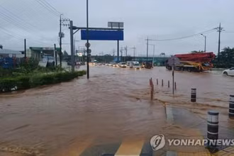 Một tuyến đường ở tỉnh Gyeonggi bị ngập trong ngày 30/6. (Ảnh: Yonhap)