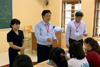 Thứ trưởng Giáo dục và Đào tạo Nguyễn Hữu Độ kiểm tra công tác thi tốt nghiệp tại tỉnh Hà Nam.