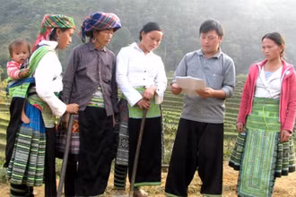 Cán bộ thôn Tà Xùa, xã Bản Công, huyện Trạm Tấu, tỉnh Yên Bái tuyên truyền pháp luật cho người dân. (Ảnh minh họa)