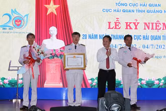 Phó Chủ tịch Ủy ban nhân dân tỉnh Nguyễn Hồng Quang trao bằng khen tặng Cục Hải quan tỉnh Quảng Nam.