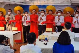 Nghi thức cắt băng khai trương Tàu du lịch Xà No.