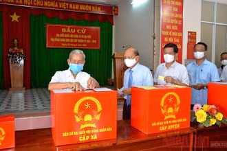 Cử tri tại Bình Thuận bỏ phiếu bầu cử Đại biểu Quốc hội khóa XV và Đại biểu Hội đồng nhân dân các cấp nhiệm kỳ 2021-2026 hồi tháng 5/2021. 