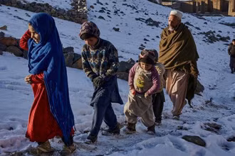 Người vô gia cư đi dưới tuyết lạnh ở Afghanistan. (Ảnh: UN)
