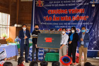 Tặng quà và ti-vi cho học sinh và các trường học vùng cao. (Ảnh: Nguyên Sơn)