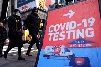 Biển báo xét nghiệm Covid-19 ở quận Manhattan, thành phố New York, Mỹ, ngày 20/1/2022. (Ảnh: REUTERS)