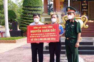 Trung tướng Nguyễn Xuân Dắt đã trao bảng tượng trưng vận động hỗ trợ “Quỹ vì người nghèo” huyện Mỹ Tú.
