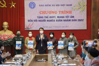 Đại diện các bệnh viện tuyến Trung ương tiếp nhận các phần quà từ chương trình để gửi đến bệnh nhân có hoàn cảnh khó khăn. (Ảnh: VSS)