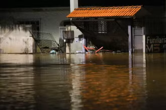 Cổng nhà bị đổ do lũ lụt sau mưa lớn ở Caieiras, Sao Paulo, Brazil, ngày 30/1/2022. (Ảnh: REUTERS)