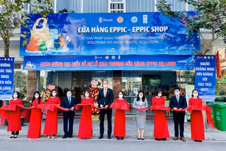 Các đại biểu cắt băng khai trương EPPIC Shop tại TP Hạ Long, tỉnh Quảng Ninh. (Ảnh: UNDP)