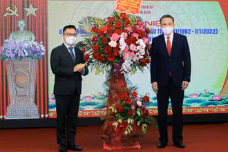 Đồng chí Lê Quốc Minh, Ủy viên Trung ương Đảng, Tổng Biên tập Báo Nhân Dân, Phó Trưởng Ban Tuyên giáo Trung ương, Chủ tịch Hội Nhà báo Việt Nam tặng lẵng hoa chúc mừng Báo Thái Bình nhân 60 năm ngày ra số đầu.
