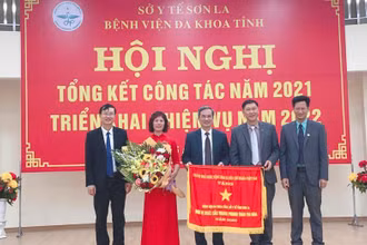 Bệnh viện Đa khoa tỉnh Sơn La đón nhận Cờ thi đua của Thủ tướng Chính phủ.