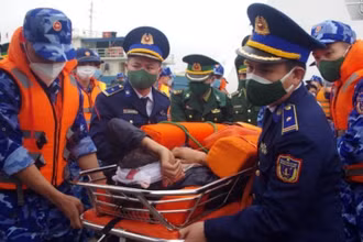 Người bị nạn đã được lực lượng cảnh sát biển đưa đi cấp cứu kịp thời ngay khi vào bờ. (Ảnh: Mạnh Thường)